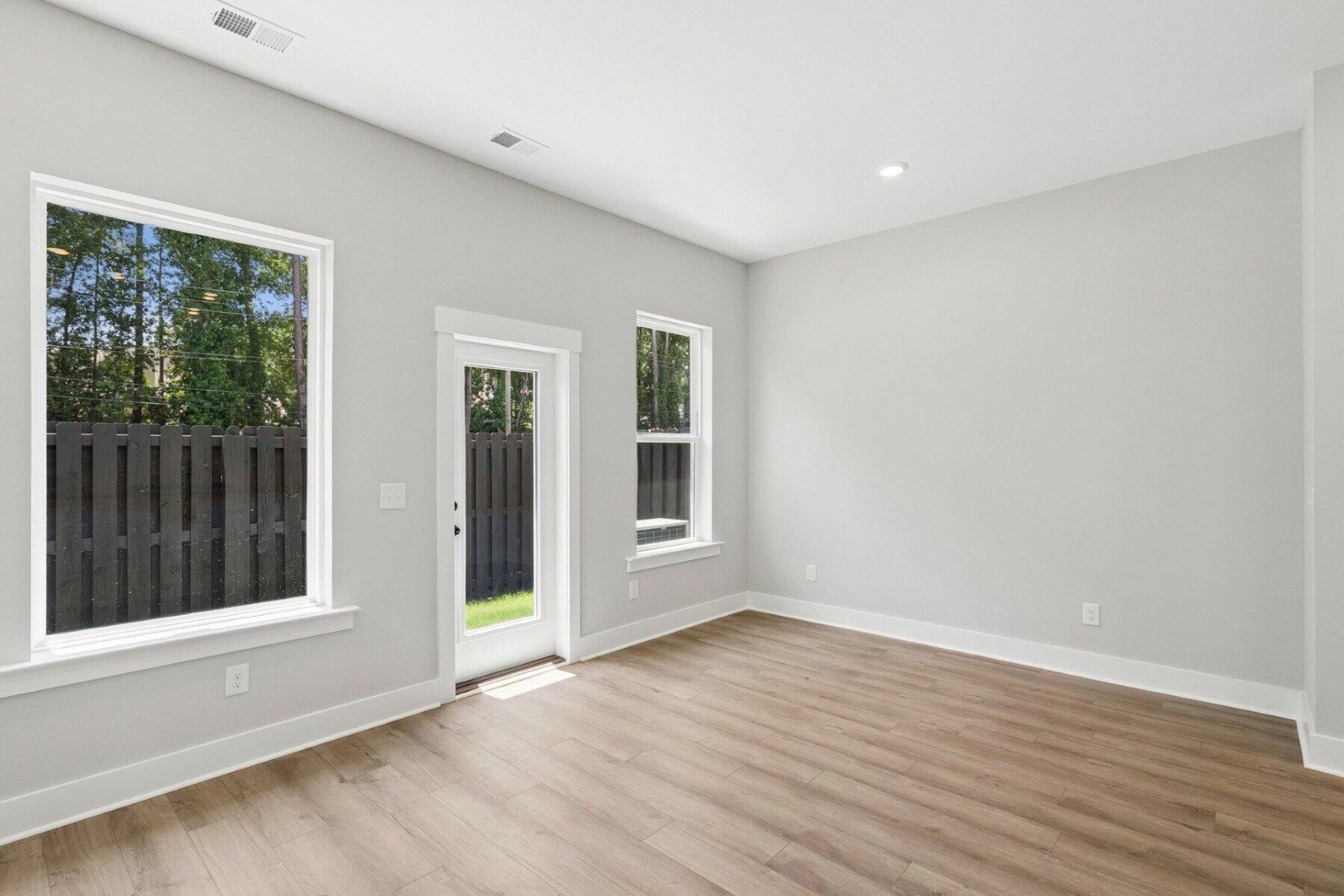 240 Newtown Creek Drive Photo 10