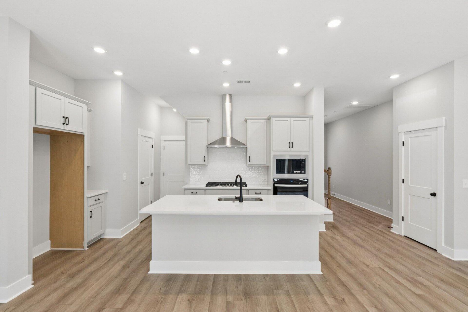 240 Newtown Creek Drive Photo 4