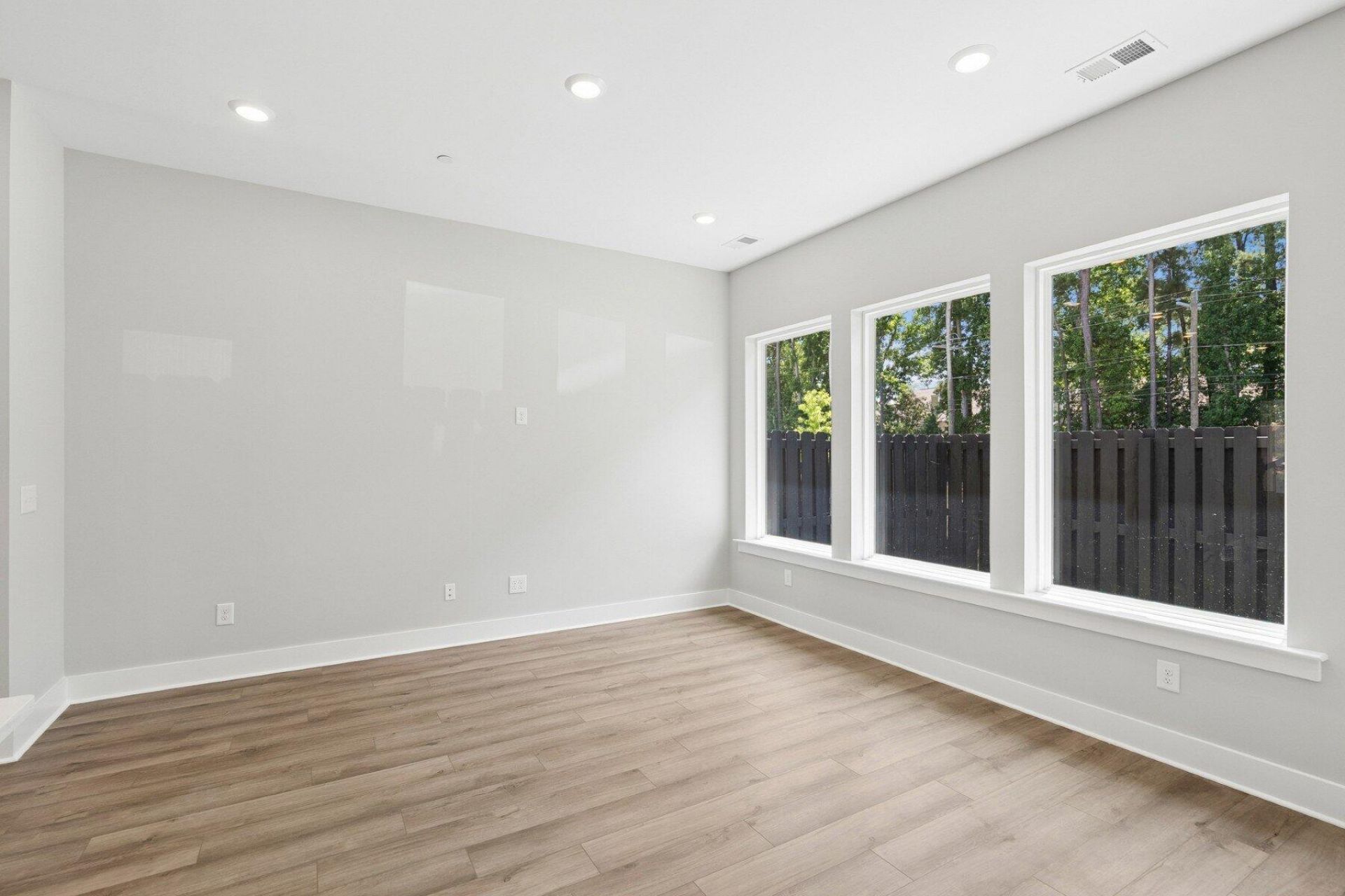 240 Newtown Creek Drive Photo 9