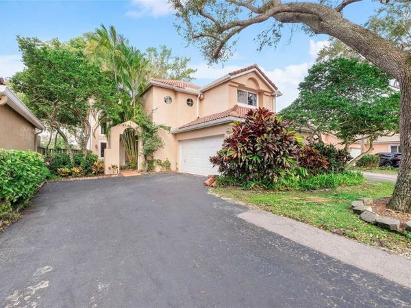 10019 NW 5th Street, Plantation, FL 33324