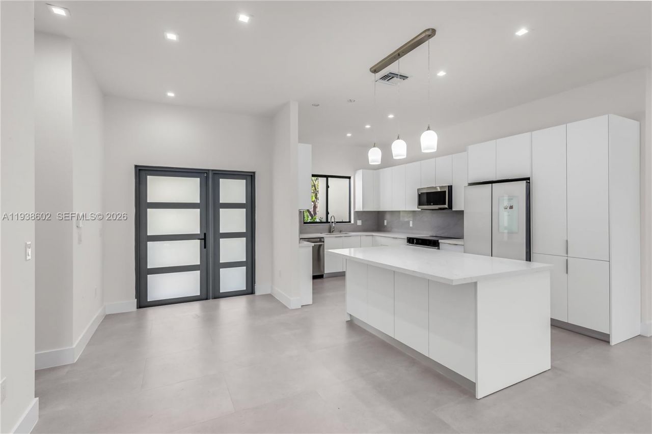 1030 NE 121st St , Biscayne Park, FL 33161 Photo