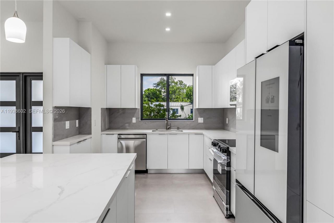 1030 NE 121st St , Biscayne Park, FL 33161 Photo