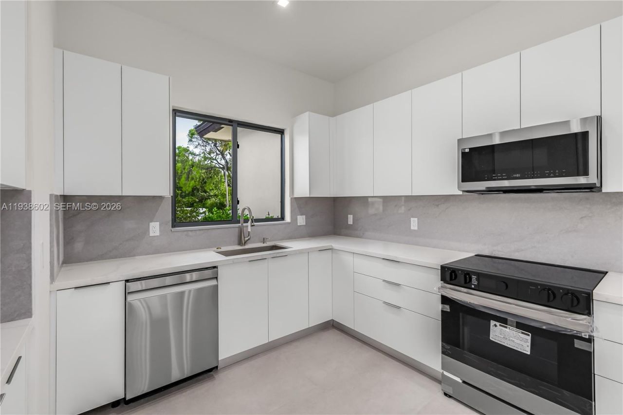 1030 NE 121st St , Biscayne Park, FL 33161 Photo