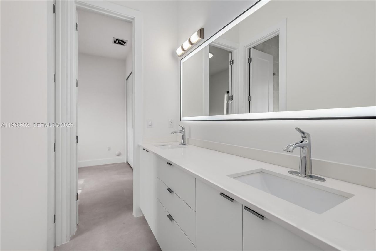 1030 NE 121st St , Biscayne Park, FL 33161 Photo