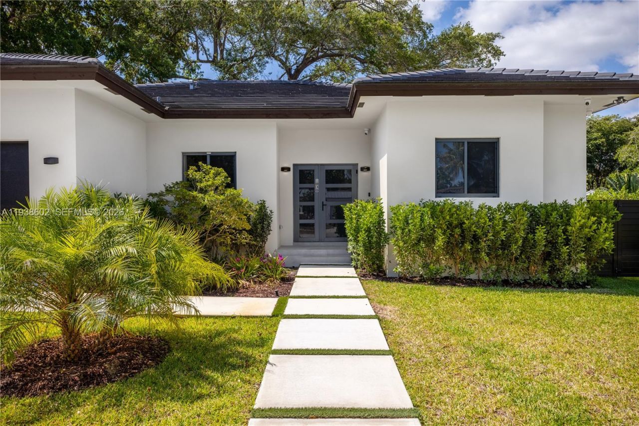 1030 NE 121st St , Biscayne Park, FL 33161 Photo