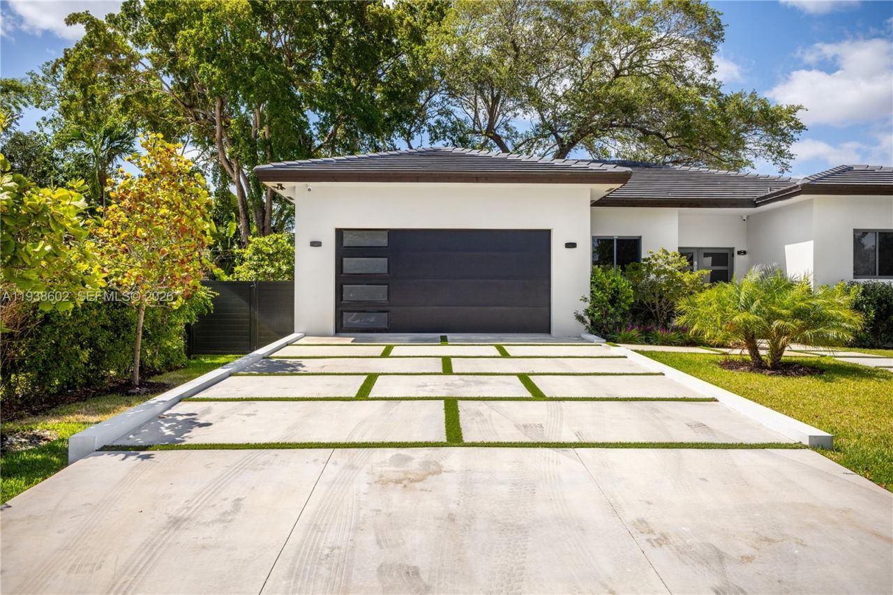 1030 NE 121st St , Biscayne Park, FL 33161 Photo