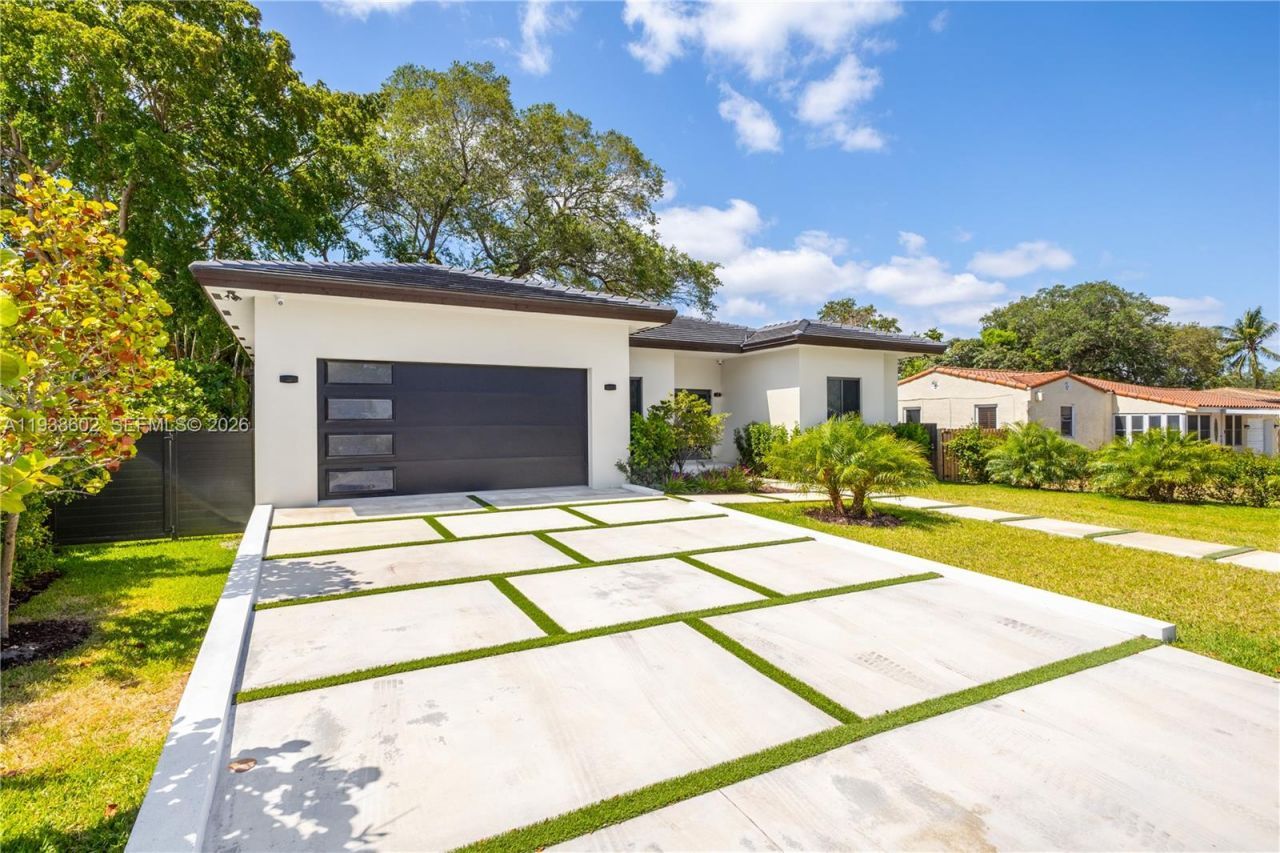 1030 NE 121st St , Biscayne Park, FL 33161 Photo