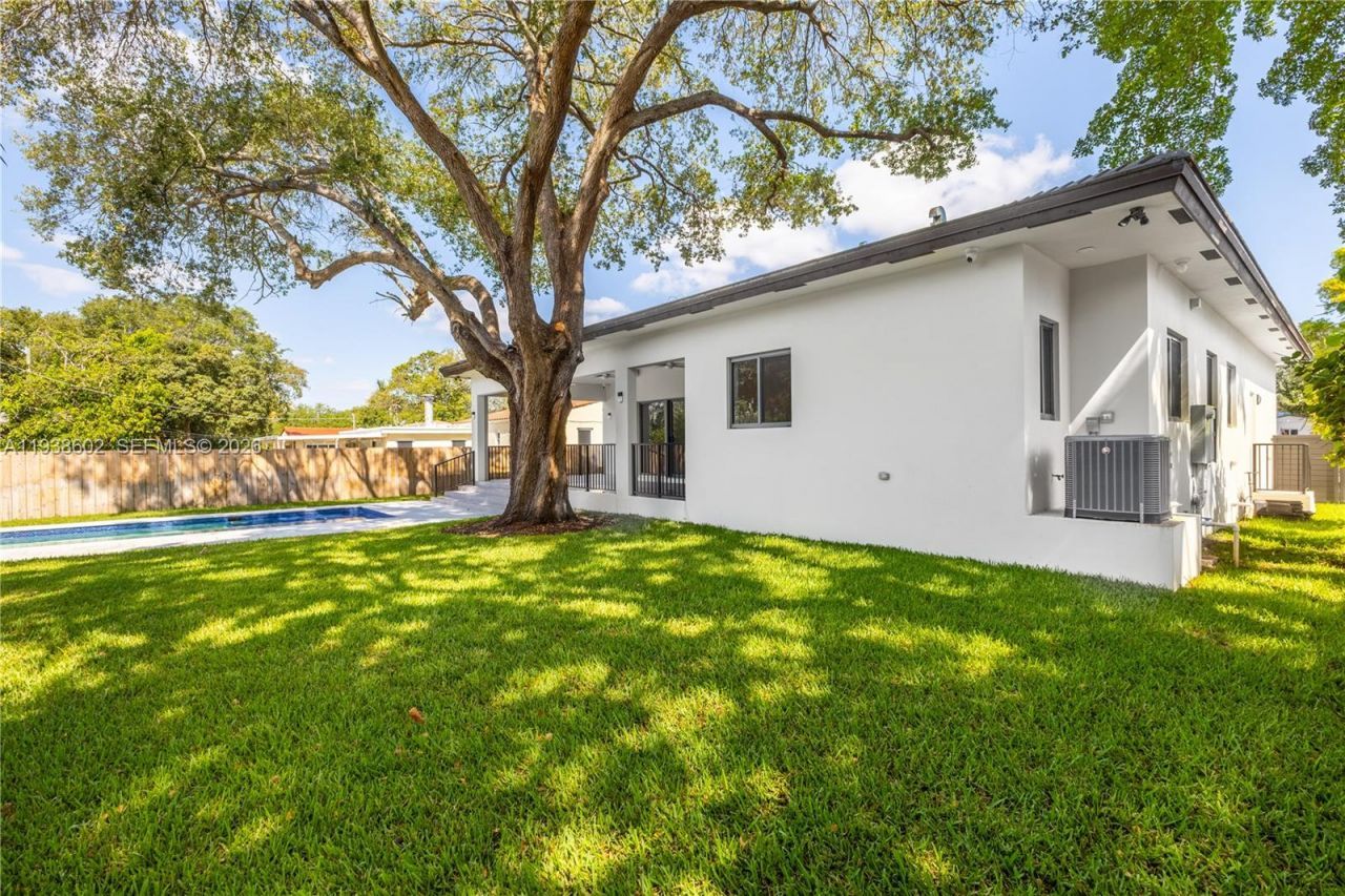 1030 NE 121st St, Biscayne Park, FL 33161 Photo