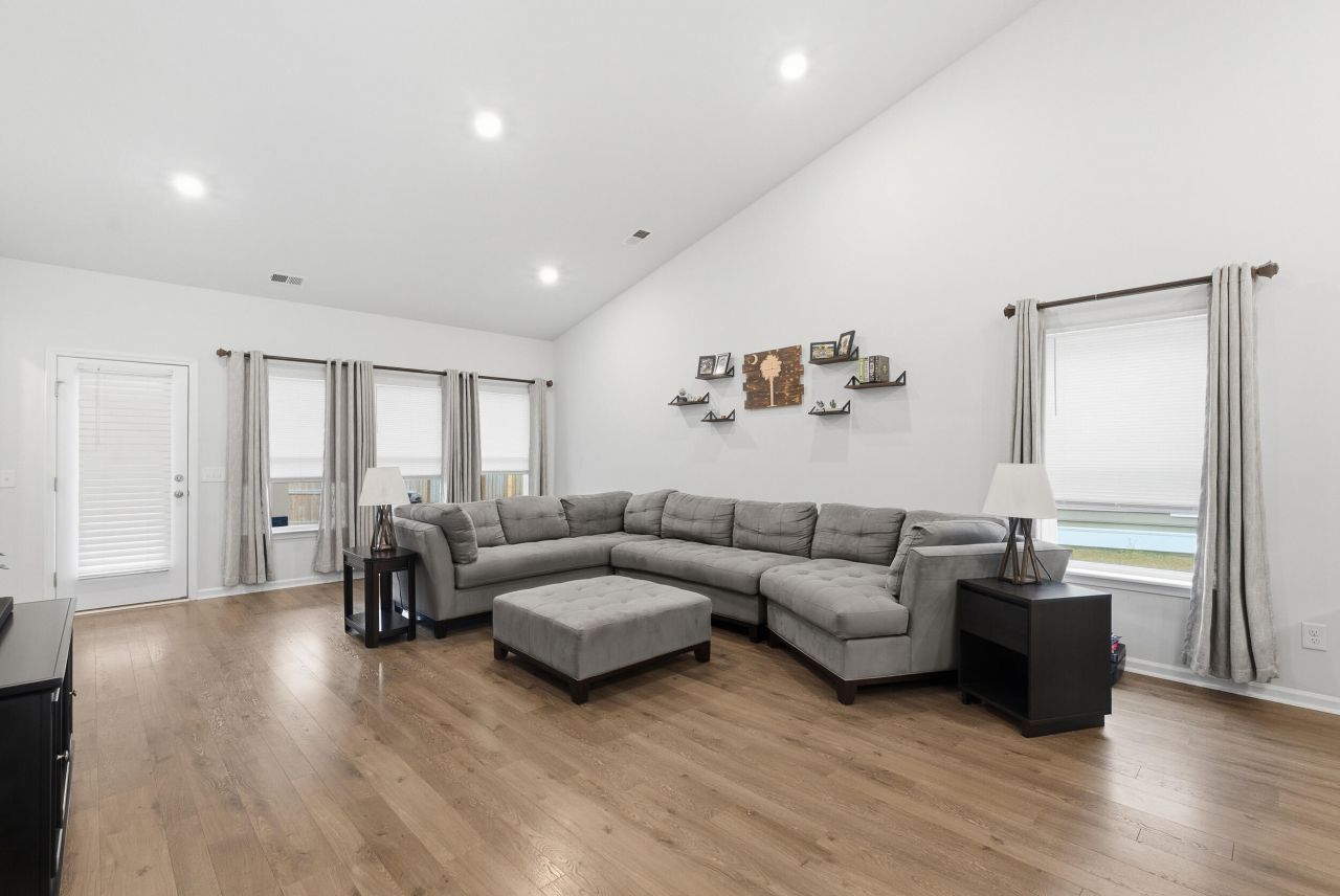 440 Richfield Way Photo 9