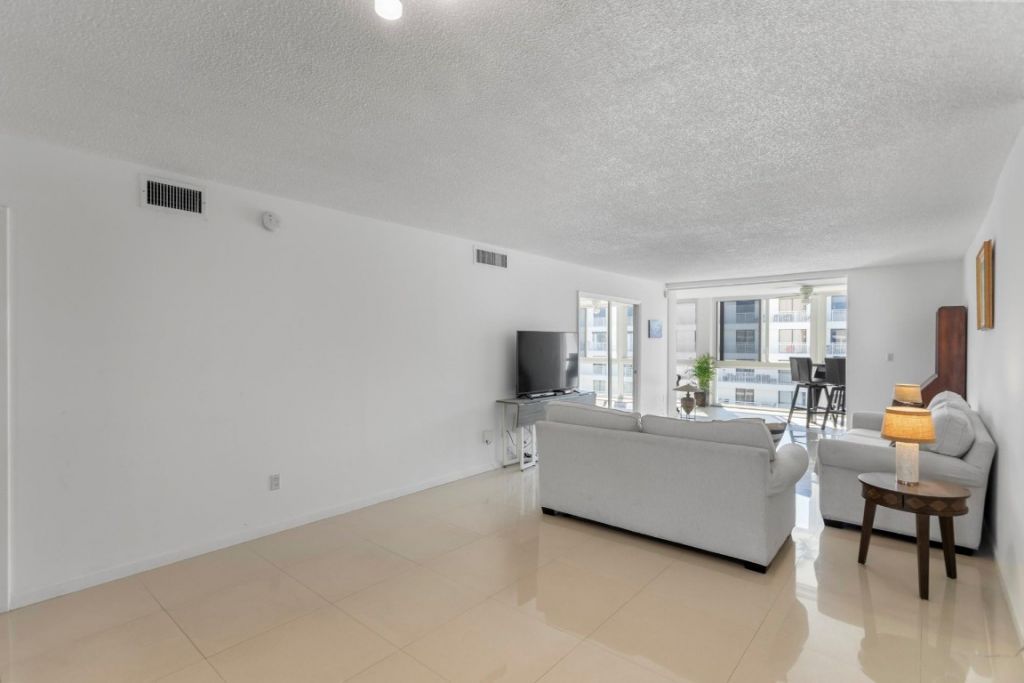 3100 NE 49th Street, Unit 1008, Fort Lauderdale, FL 33308 Photo