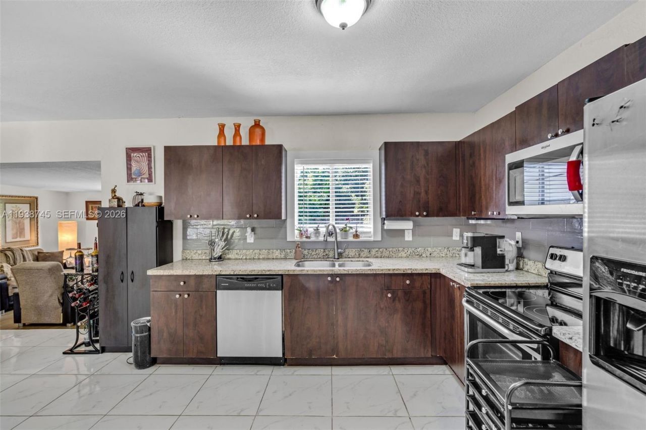 1522 NE 148th St, Miami, FL 33161 Photo