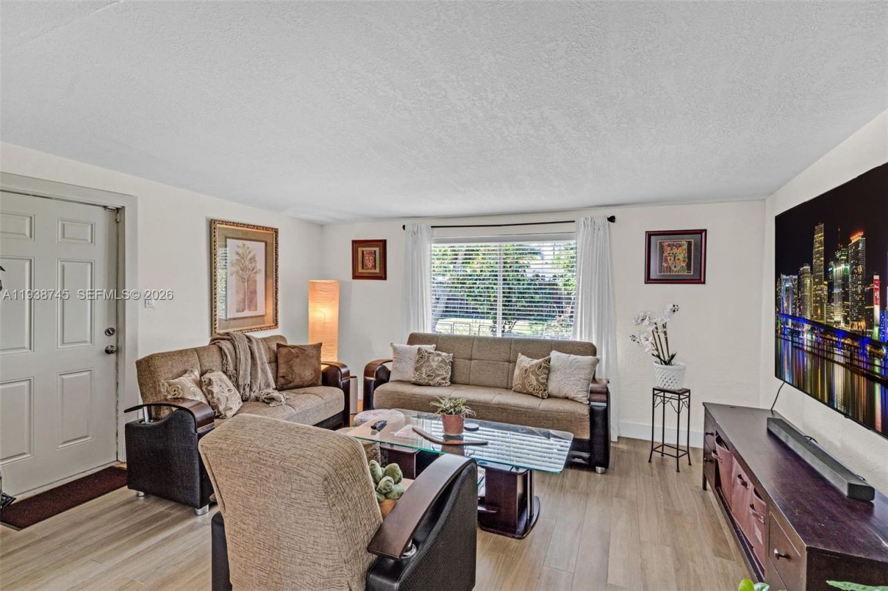 1522 NE 148th St, Miami, FL 33161 Photo