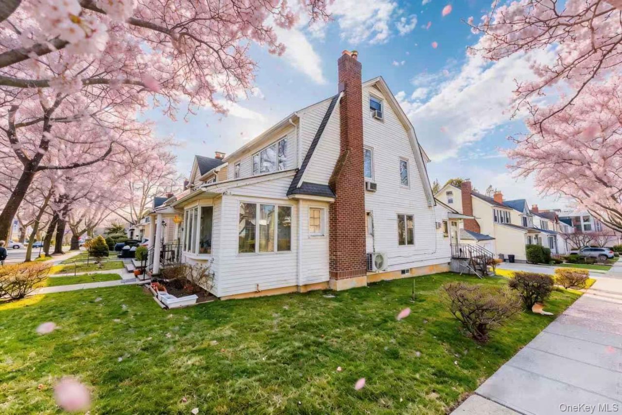 257-17 Pembroke Avenue, Great Neck, NY 11020 Main Photo