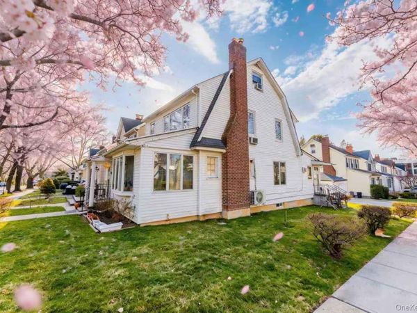 257-17 Pembroke Avenue, Great Neck, NY 11020