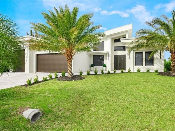 215 SE 28th TER, CAPE CORAL, FL 33904