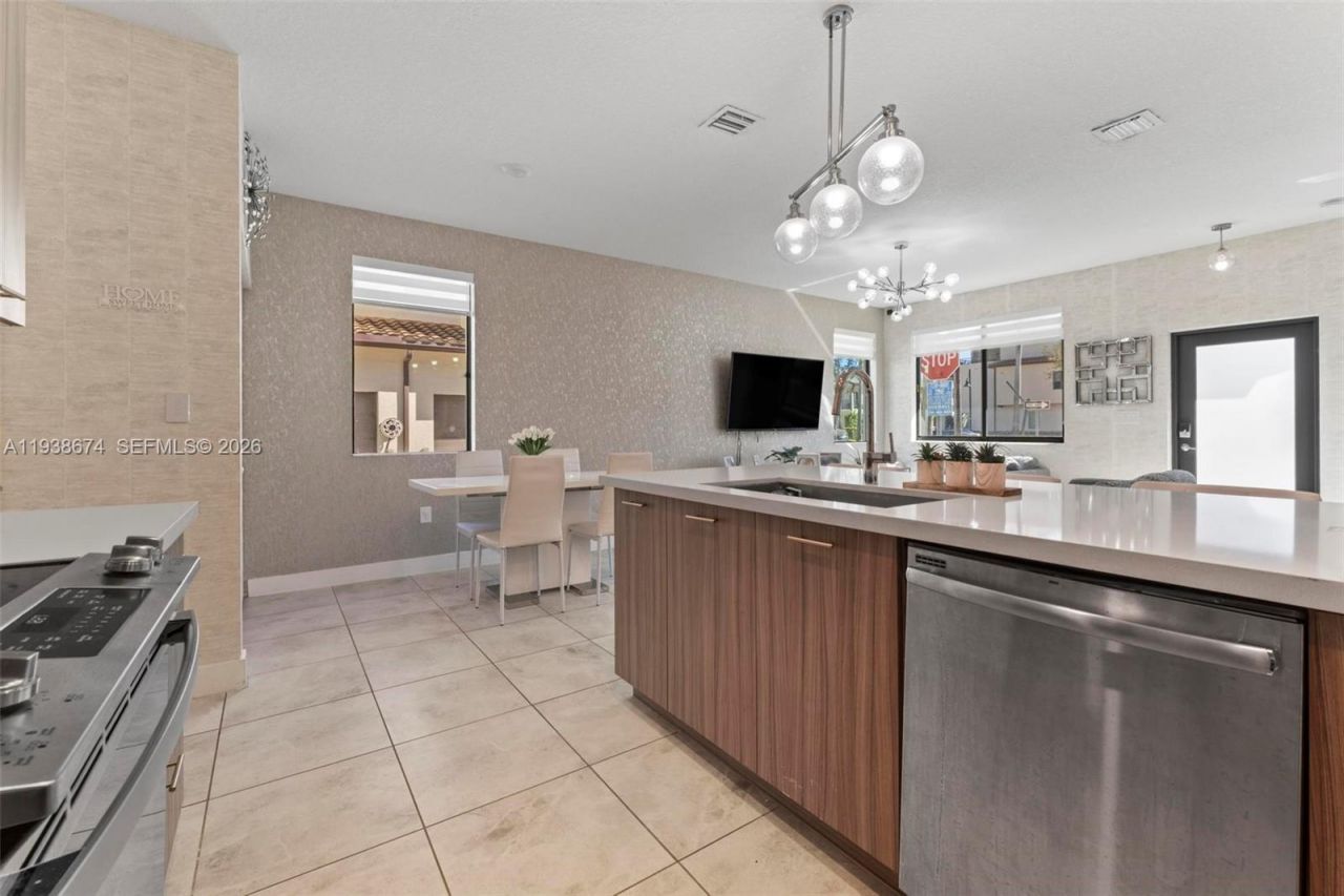 8367 Central Park Blvd, Unit 8367, Doral, FL 33166 Photo