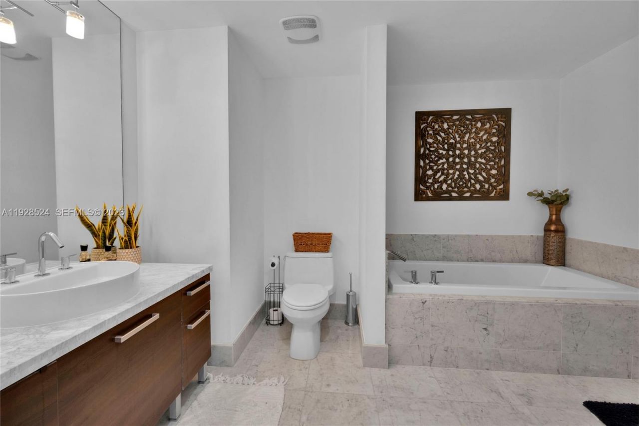 253 NE 2nd St , Unit 1710, Miami, FL 33132 Photo