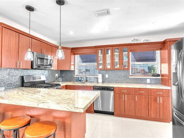8261 SW 27th St, Miami, FL 33155