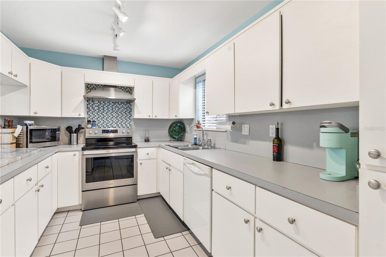 402 Clusterwood Drive, Yalaha, FL 34797 Photo