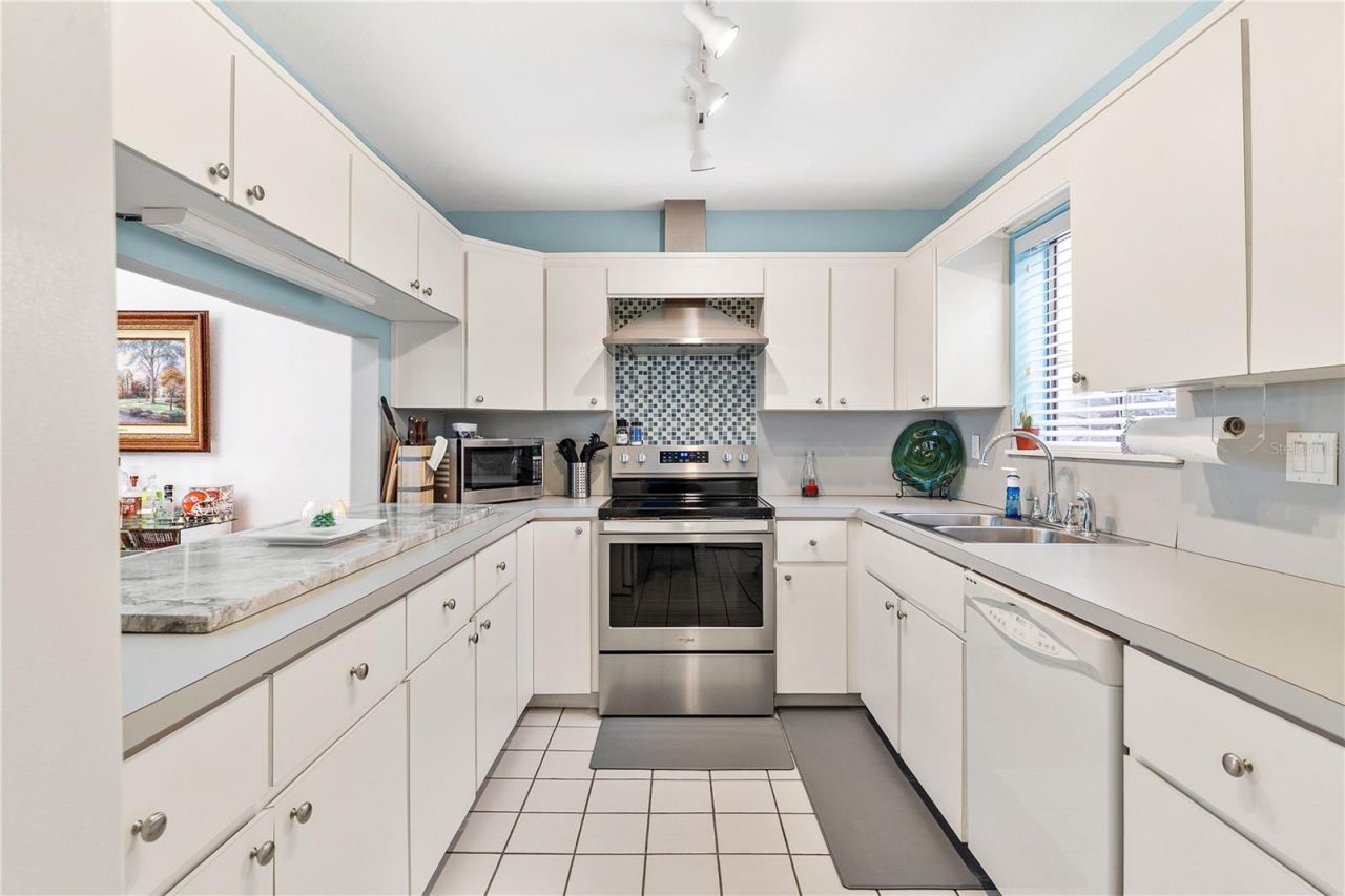 402 Clusterwood Drive, Yalaha, FL 34797 Photo