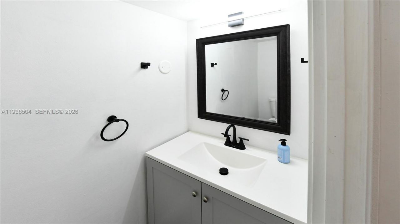 200 Diplomat Pkwy, Unit 626, Hallandale Beach, FL 33009 Photo