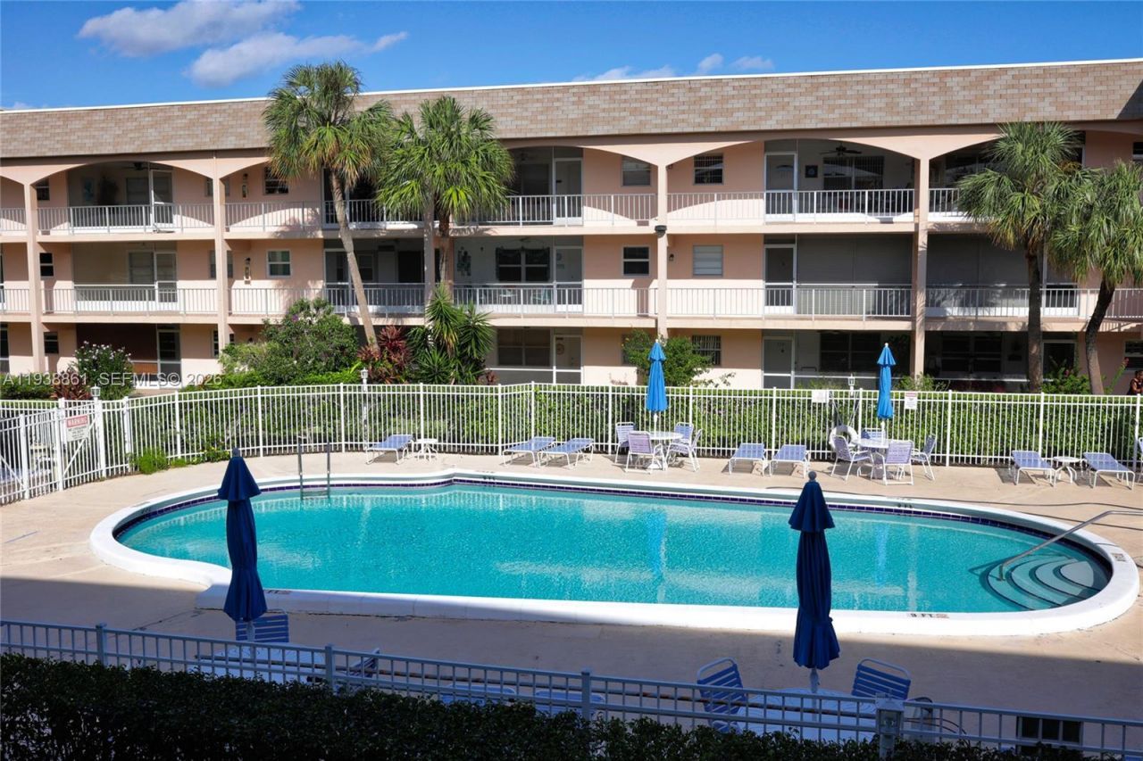 541 Blue Heron, Unit 205C, Hallandale Beach, FL 33009 Photo