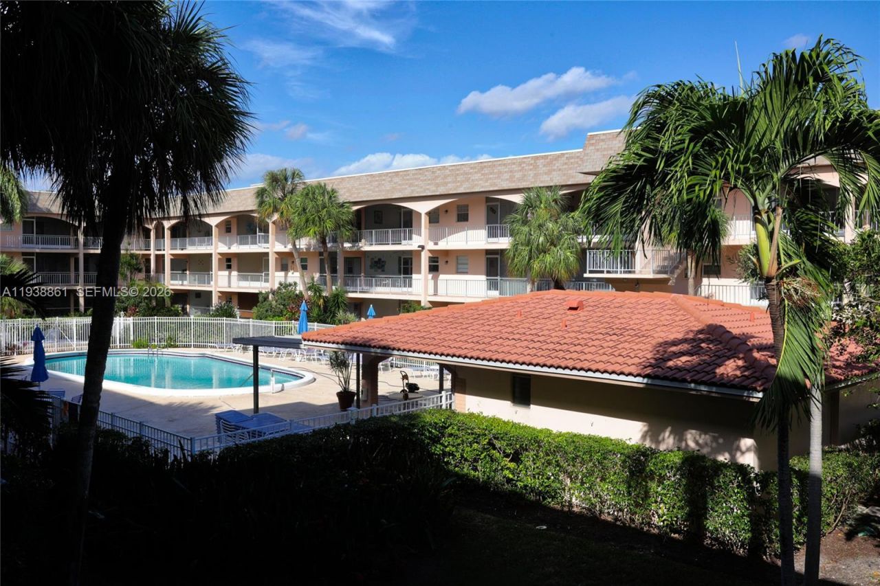 541 Blue Heron, Unit 205C, Hallandale Beach, FL 33009 Photo