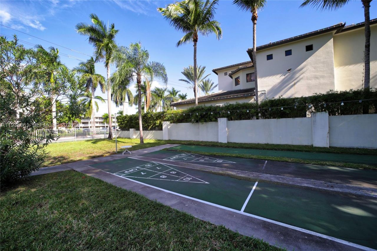 541 Blue Heron, Unit 205C, Hallandale Beach, FL 33009 Photo