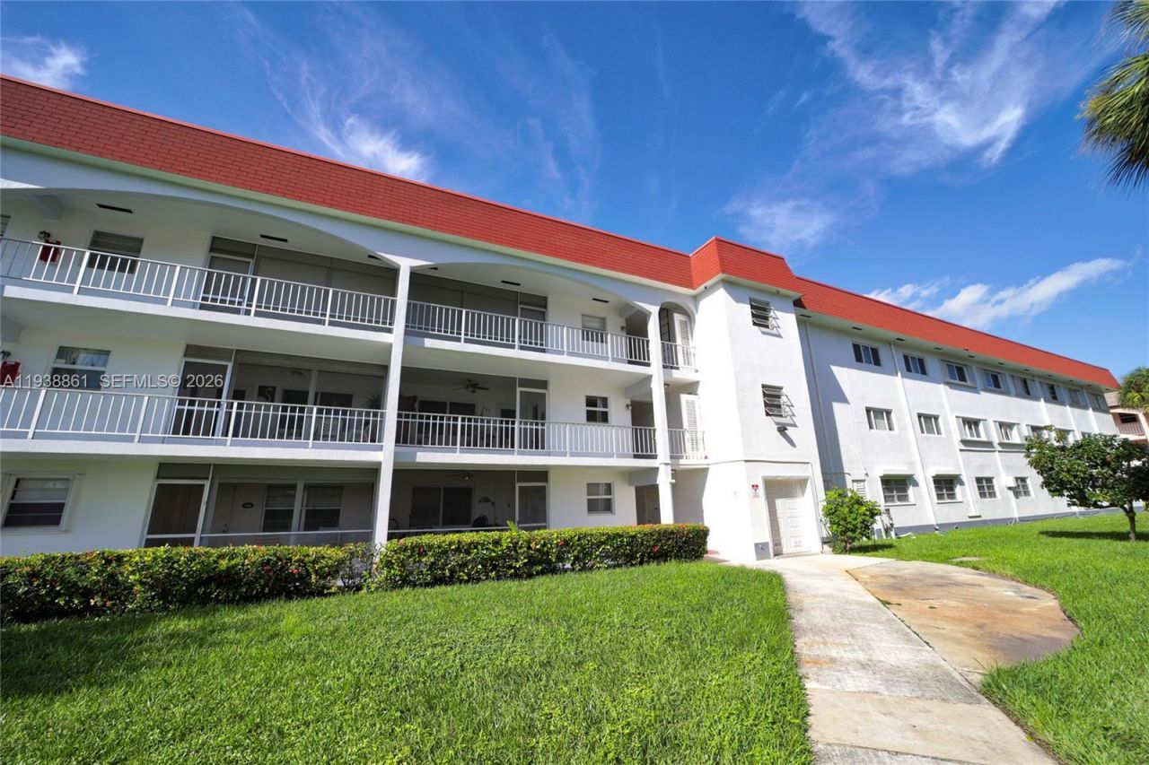 541 Blue Heron, Unit 205C, Hallandale Beach, FL 33009 Photo