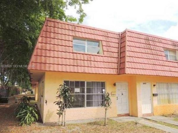5407 NW 27th St, Unit D2, Lauderhill, FL 33313