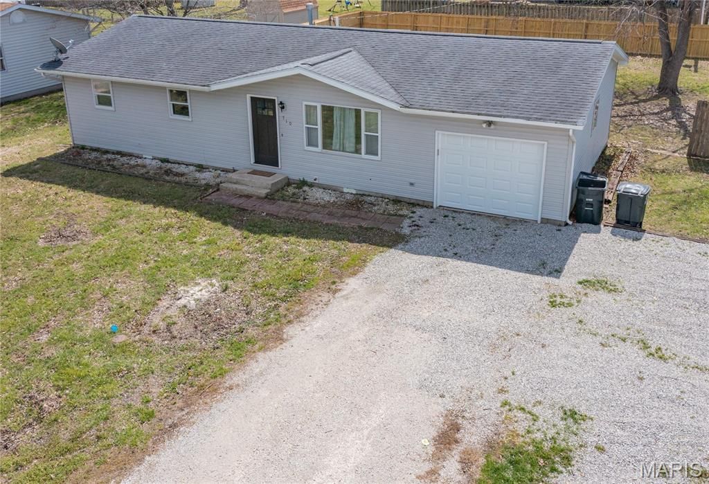 710 Field Street, Altamont, IL 62411 Main Photo