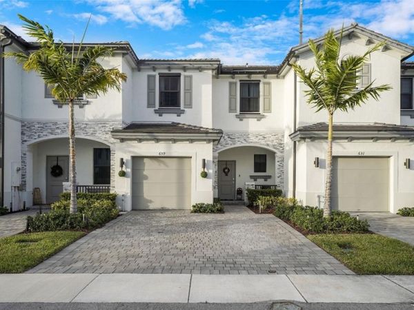 659 NW 204th St, Miami, FL 33169
