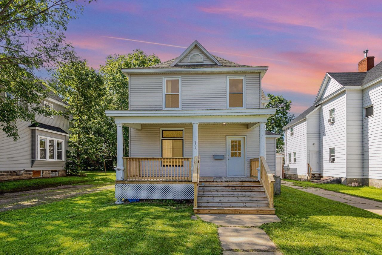 808 9th Ave E, Menomonie, WI 54751 Main Photo