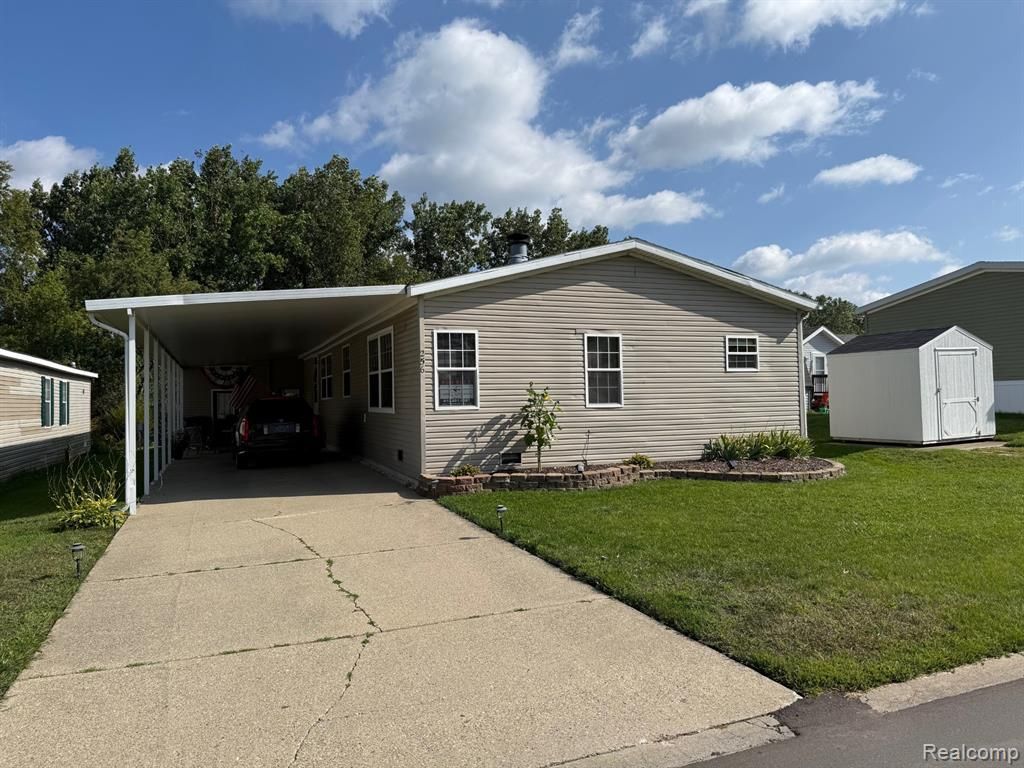 256 Fox Chase Boulevard, Grand Blanc, MI 48439 Main Photo