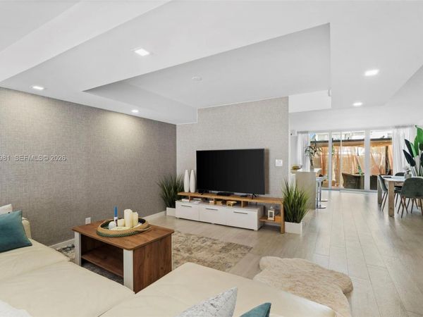 918 NE 26th Ave, Unit 918, Hallandale Beach, FL 33009