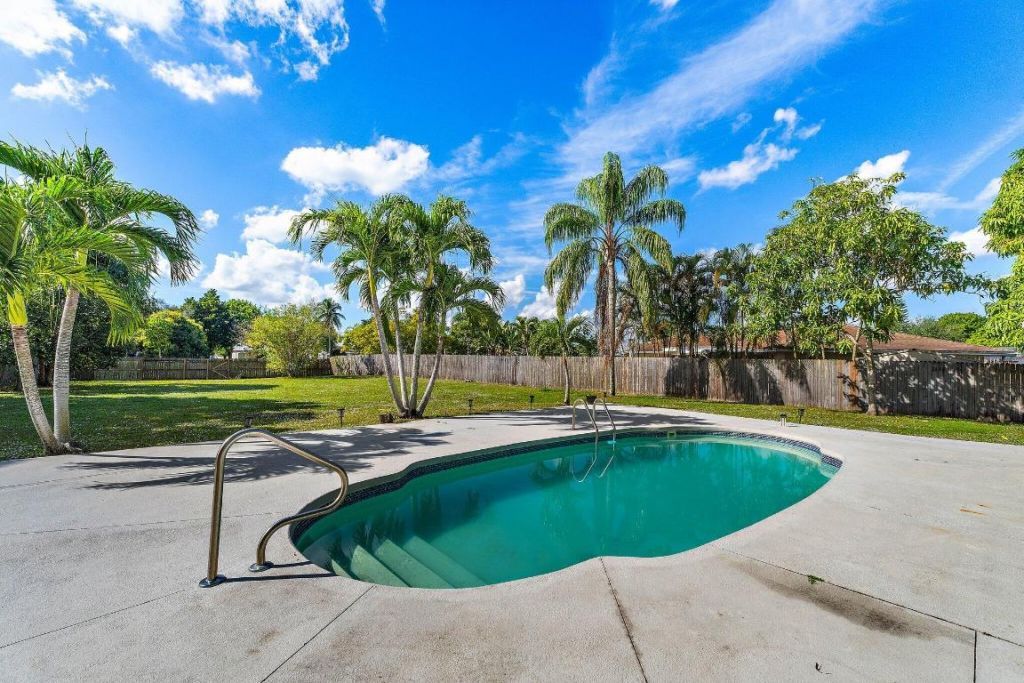 208 Las Palmas Street, Royal Palm Beach, FL 33411 Photo