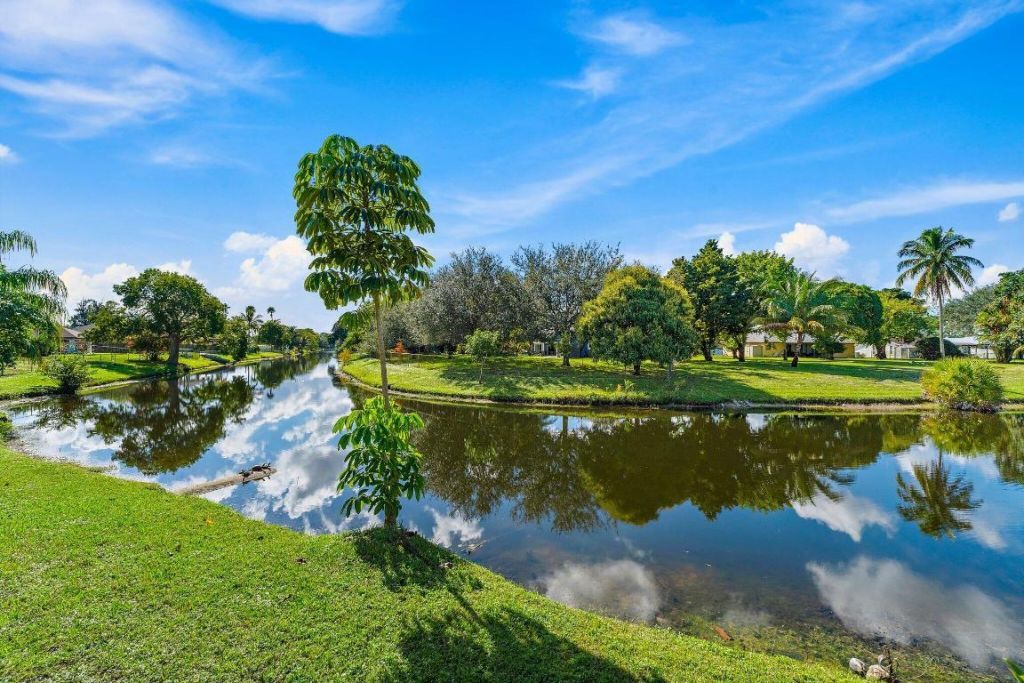 208 Las Palmas Street, Royal Palm Beach, FL 33411 Photo