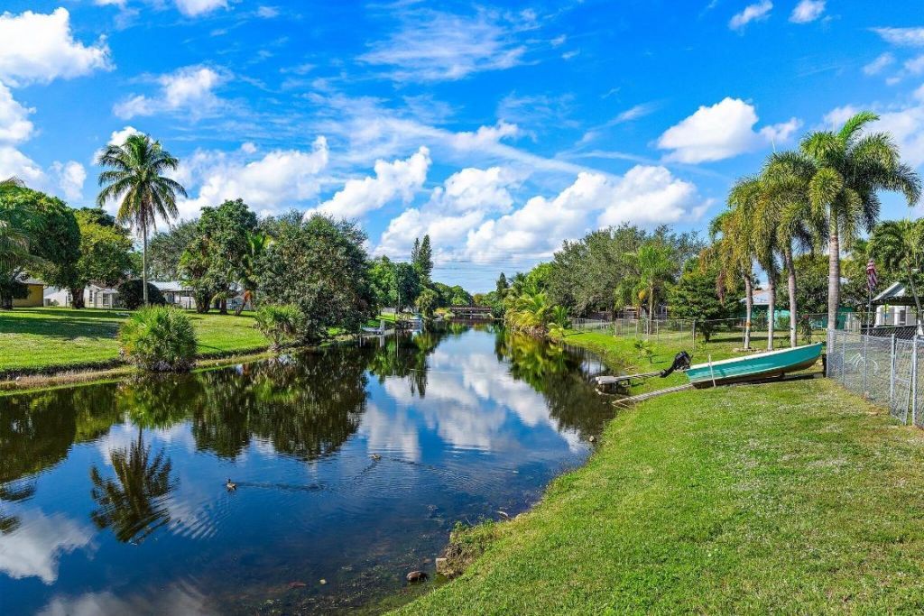 208 Las Palmas Street, Royal Palm Beach, FL 33411 Photo