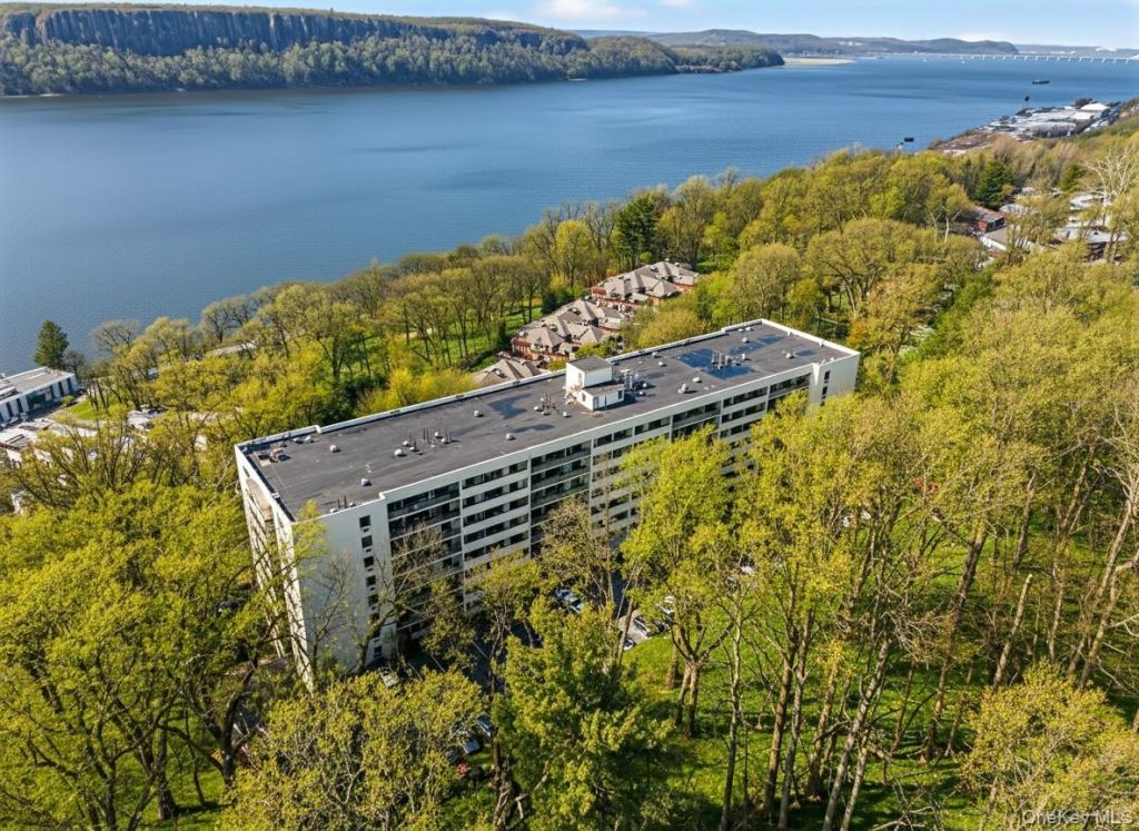 1 David Lane, Unit 4 C, Yonkers, NY 10701 Main Photo