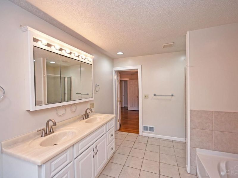 1266 Avon Drive, Cincinnati, OH 45229 Photo 54
