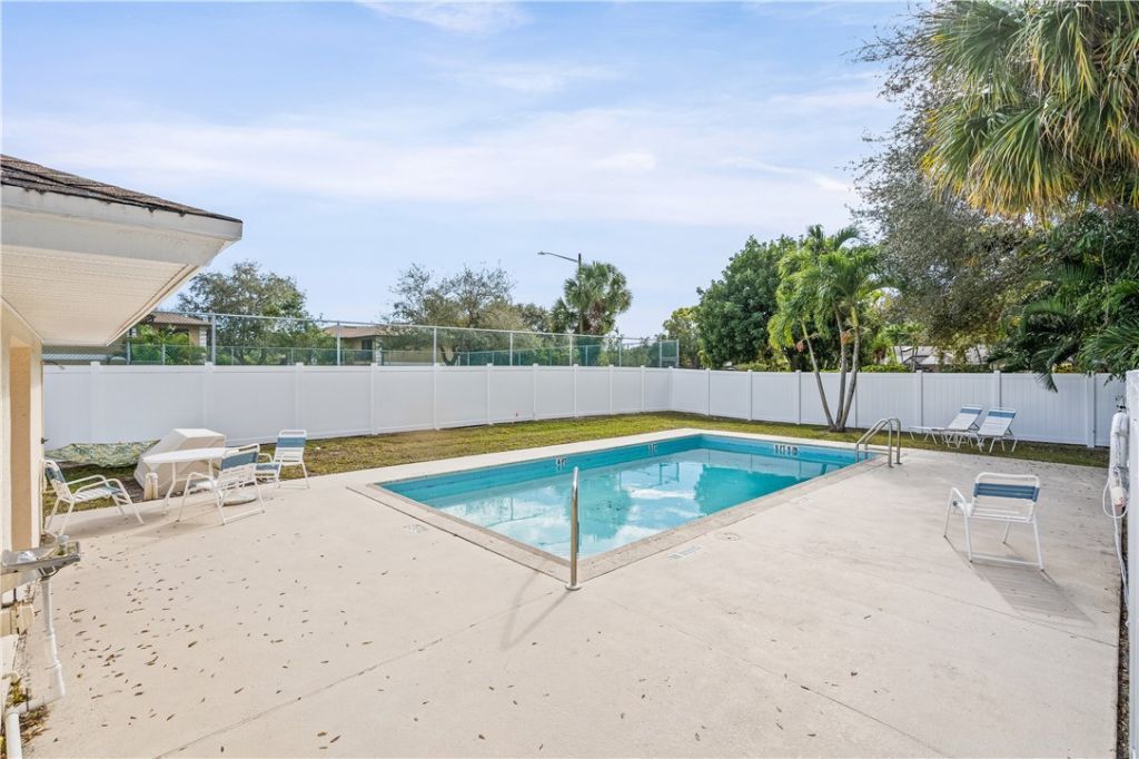 1536 N Lawnwood Circle, Unit 3, Fort Pierce, FL 34950 Photo