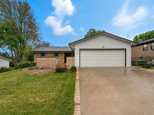 124 Penfro Dr, Iowa City, IA 52246