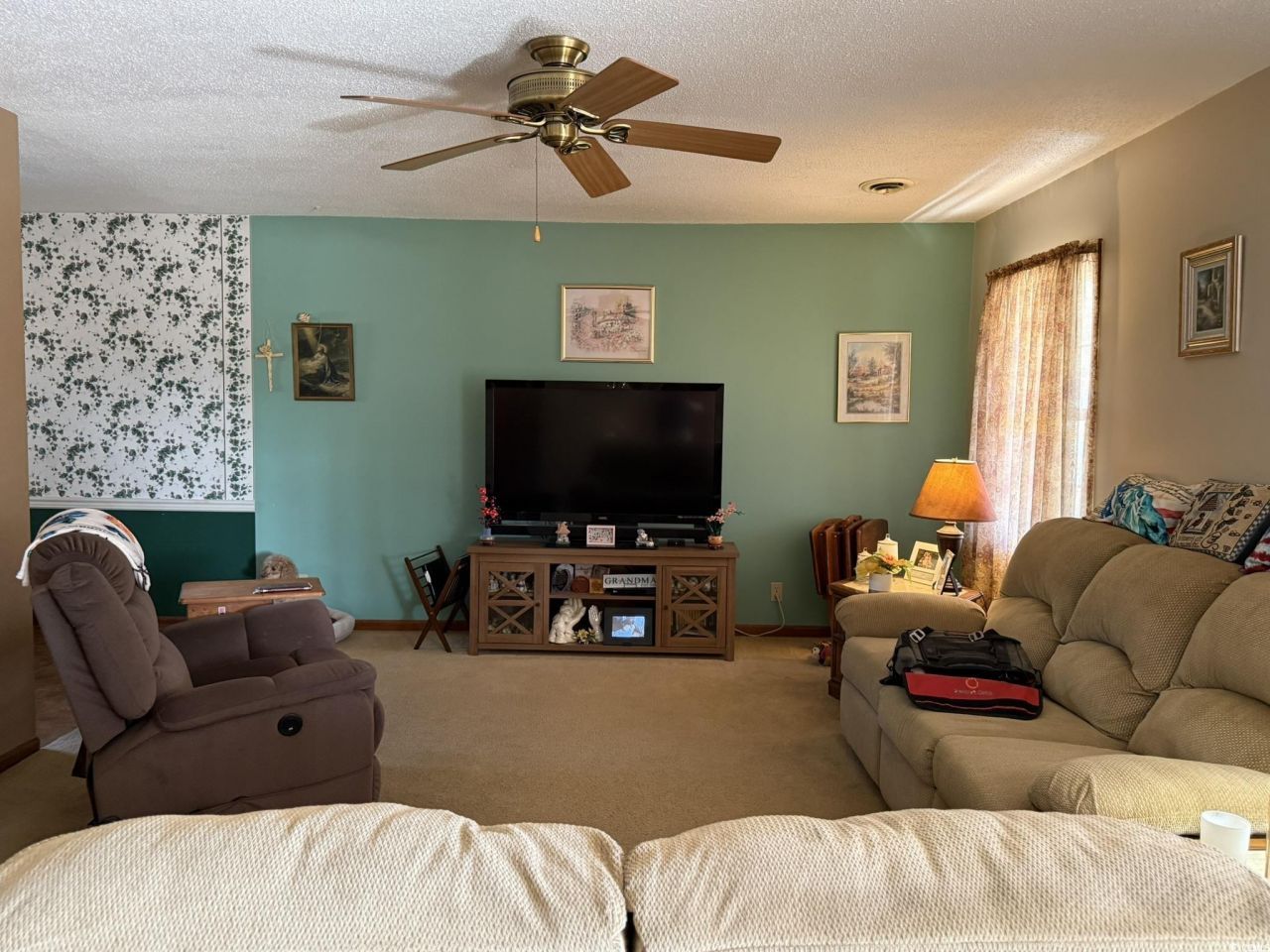 220 Caropine Dr. Photo 8