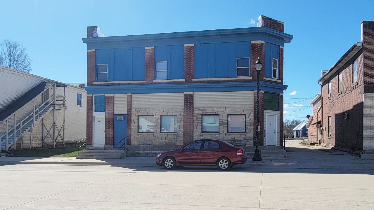 221 Center Street, Elgin, IA 52141 Main Photo