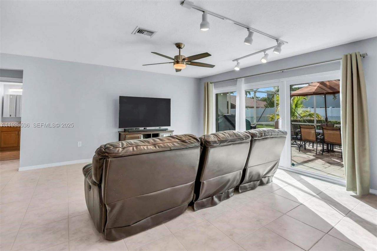 1996 NW 170th Ter, Pembroke Pines, FL 33028 Photo