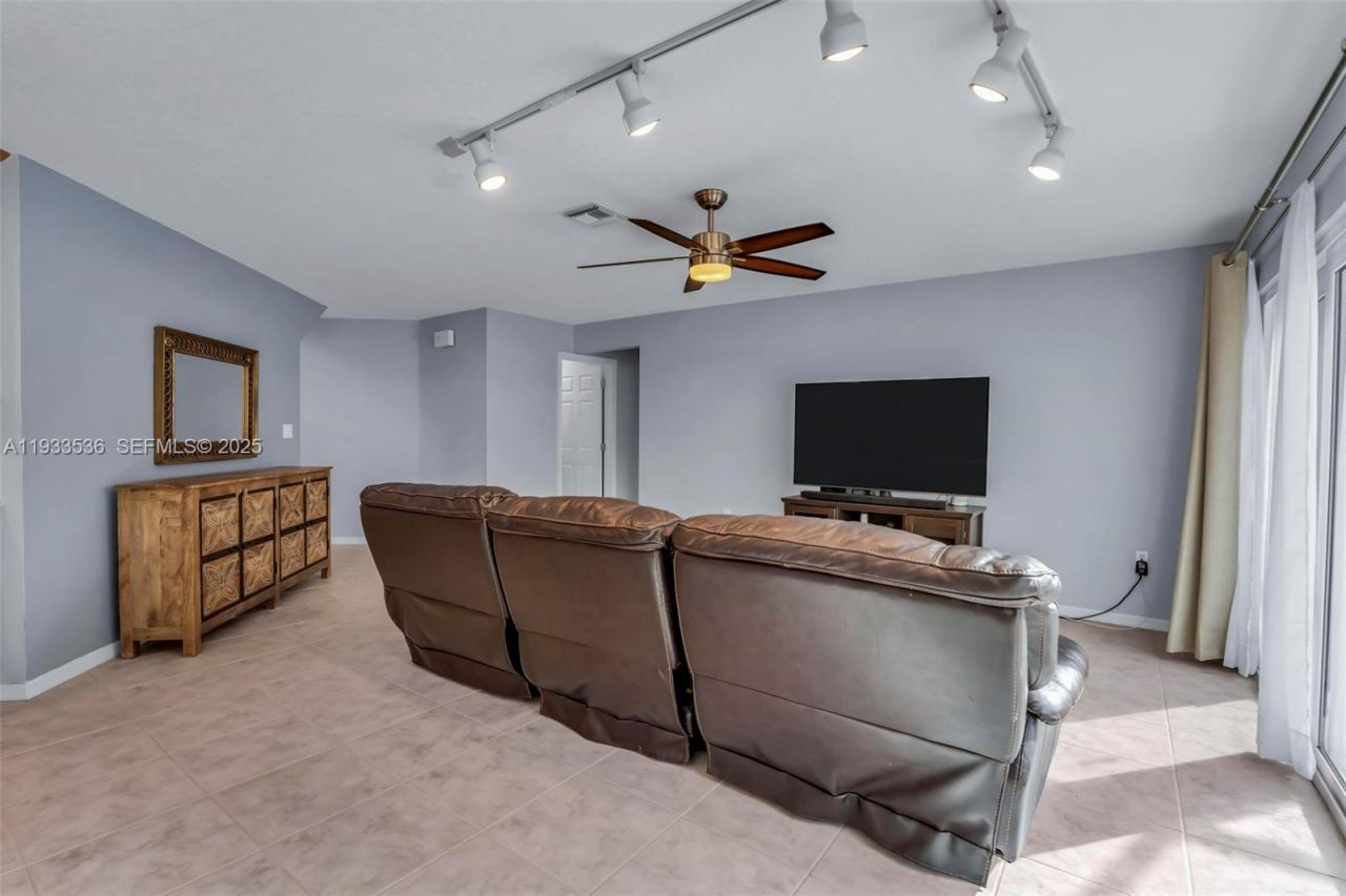 1996 NW 170th Ter, Pembroke Pines, FL 33028 Photo