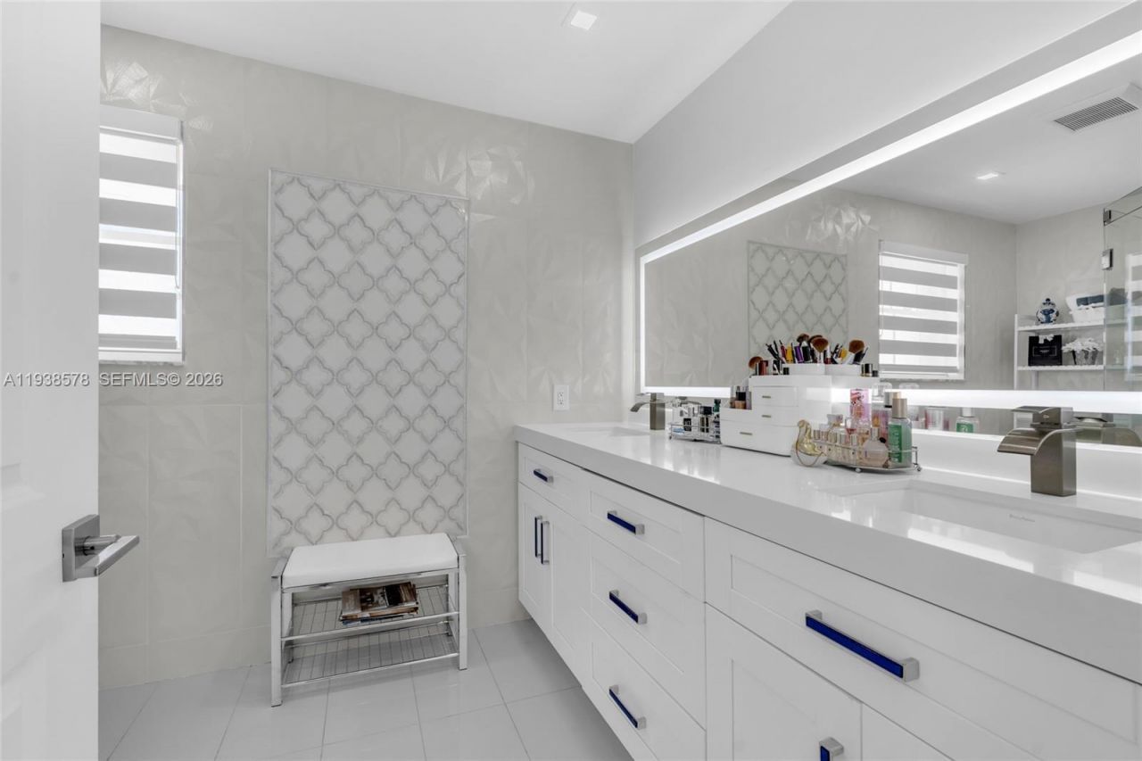 4737 NW 98th Pl, Doral, FL 33178 Photo