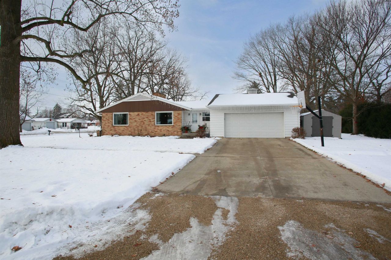 201 W South St., Lena, IL 61048 Main Photo