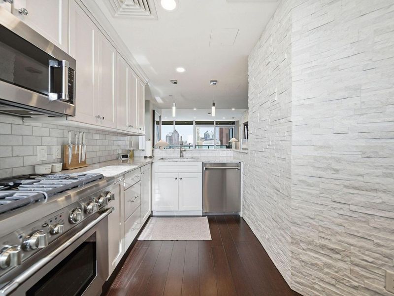 1 Miranova Place, Unit 1610, Columbus, OH 43215 Photo 8