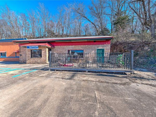 402 N Parrott Drive, Huntsville, AR 72740